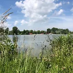 Aux Portes Des Lacs