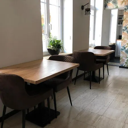 Aux Portes Des Lacs Bed & Breakfast